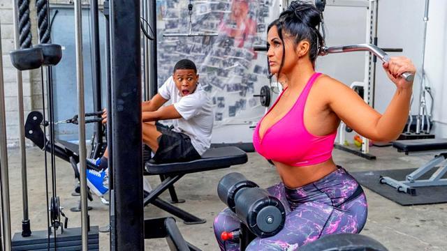 HD الإباحية على الإنترنت: الميلفاية العاشقة للأزبار تتناك من المدرب في الجيم الفيديو الإباحية فيديو اباحي